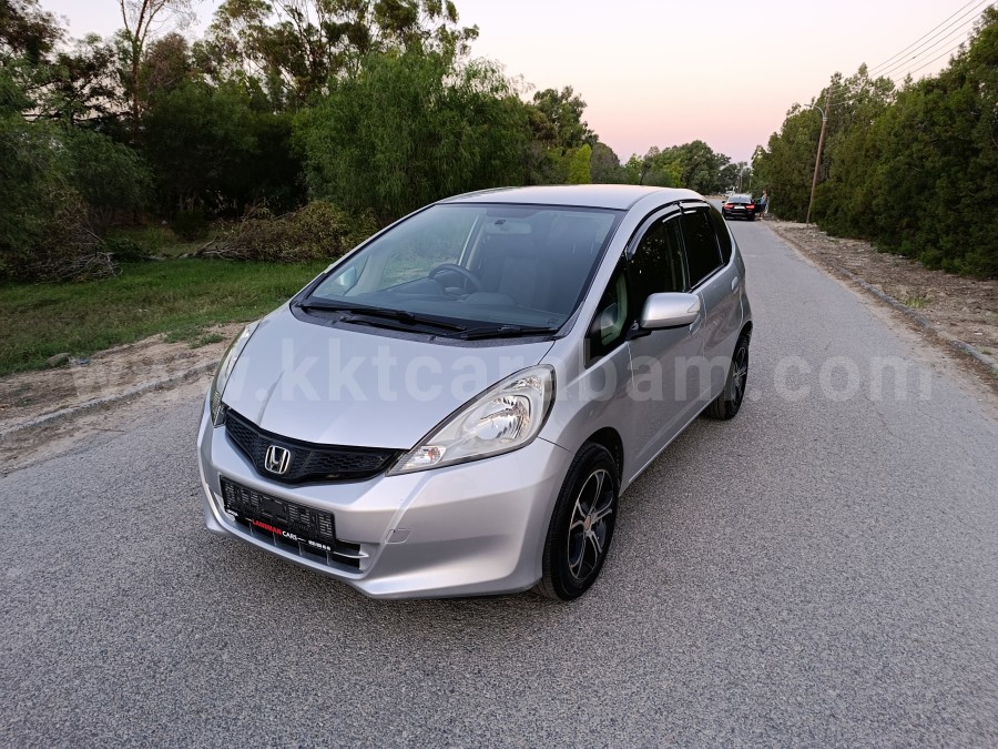 Модель Honda Fit 2013 с автоматической коробкой передач