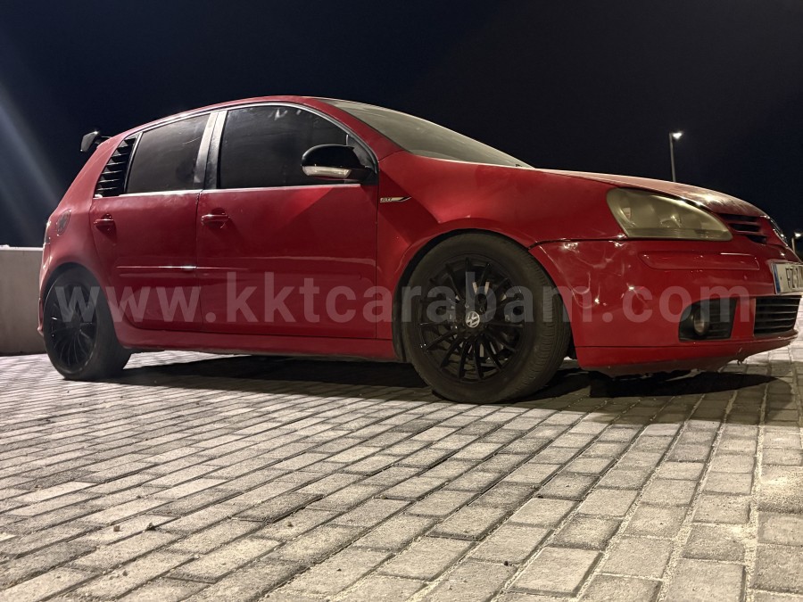 Volkswagen Golf 2004 года выпуска.