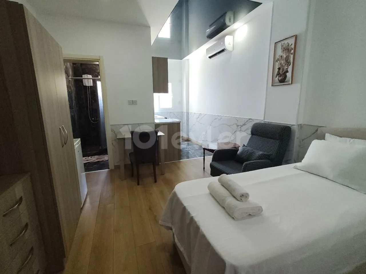 Girne Karşıyaka, ulaşımı kolay site içi 1+0 250 stg , 1 kira 1 komisyon su ve internet bedava...aylı