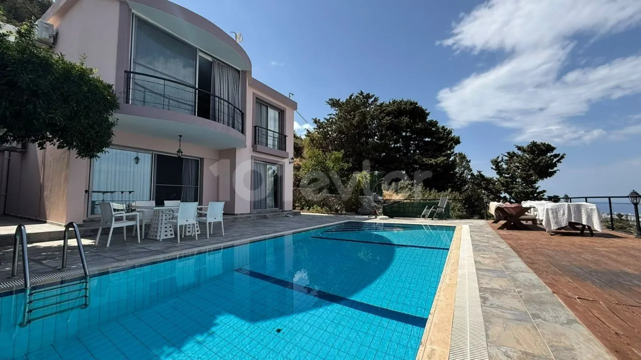 Bellapais'de Şahane Manzaralı Lüks 3+1 Full Eşyalı Havuzlu Villa £4,000