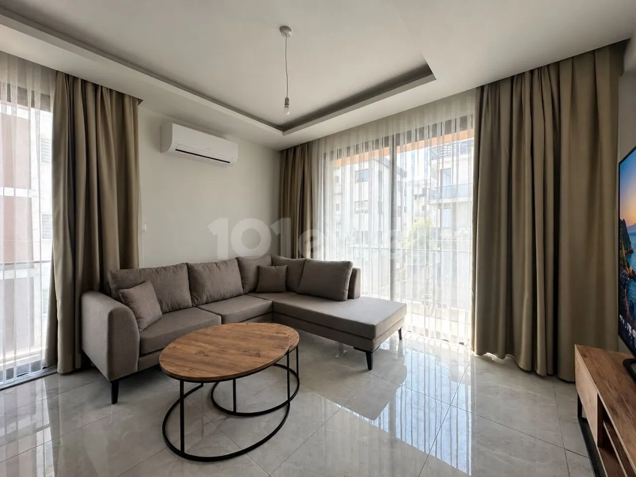 KIBRIS GİRNE MERKEZDE ŞOKMAR VE NUSMAR MARKETE YAKIN YENİ BİNADA YENİ EŞYALARLA EBEVEVNY BANYOLU 2+1