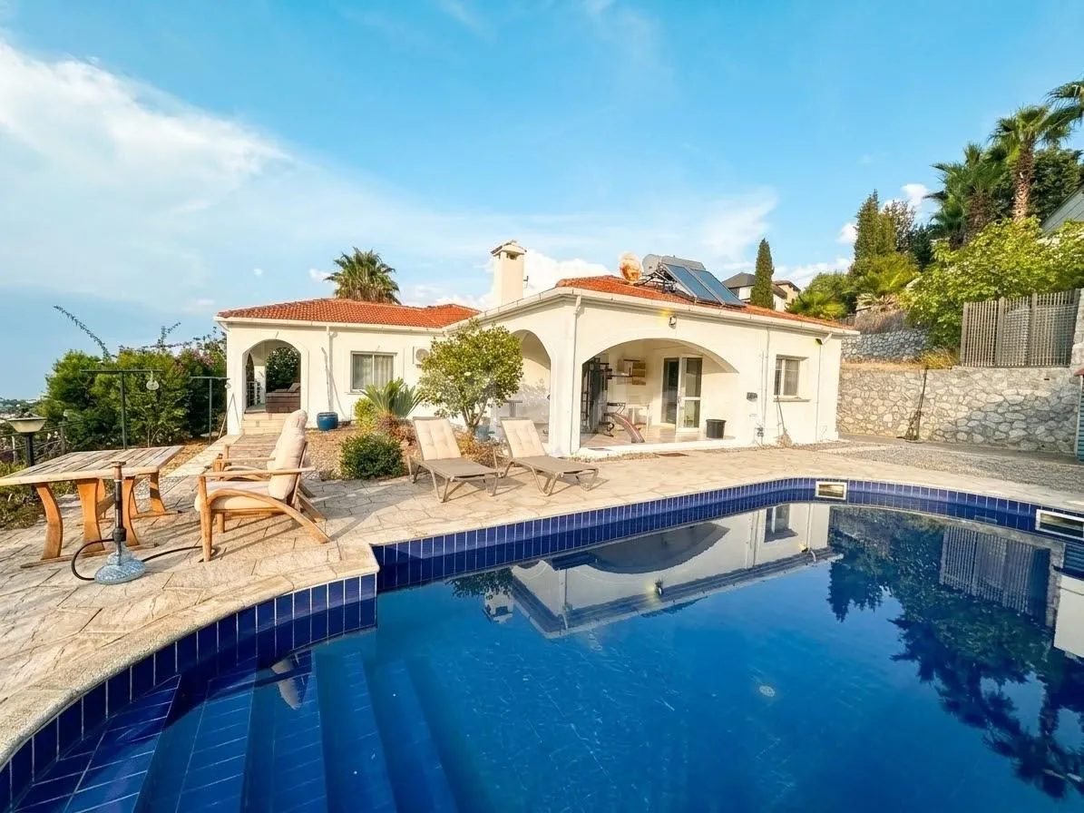 GİRNE EDREMİT'DE MERKEZE 5 DK MUHTEŞEM MANZARALI TEK KAT HAVUZLU 3+1 VİLLAMIZ KİRALIKTIR. £1,800
